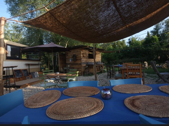 Espace de restauration en plein air de Un Croque à la ferme à Clémont